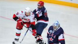 4 октября 2010 года. Санкт-Петербург. СКА - "Каролина" - 5:3. Защитник армейцев Денис ГРЕБЕШКОВ и вратарь Евгений НАБОКОВ против нападающего "Харрикейнз" Туомо РУУТУ.