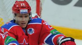 10 марта. ЦСКА - СКА - 1:2 ОТ. Герой чемпионата мира в Минске Виктор ТИХОНОВ (№ 10) против защитника москвичей Никиты ЗАЙЦЕВА, который за золотую сборную так и не сыграл.