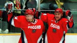 15 февраля 1998 года. Нагано. Олимпийские игры. Россия - Финляндия - 4:3. Герман ТИТОВ (справа) поздравляет Алексея МОРОЗОВА, который забросил победную шайбу.