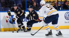 Сегодня. Сент-Луис. "Сент-Луис" – "Баффало" – 6:1. В атаке Йори ЛЕХТЕРЯ (№12) и Владимир ТАРАСЕНКО (№91) против российского защитника "Клинков" Никиты ЗАДОРОВА.