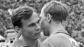 16 мая 1965 года. Москва. СССР - Австрия - 0:0. Игорь НЕТТО (справа) в тот день провел последний матч за сборную Союза и передал капитанскую повязку Валентину ИВАНОВУ.