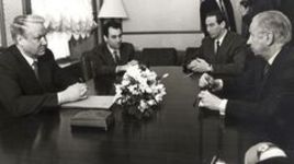 Первая половина 1990-х. Кремль. Встреча Бориса ЕЛЬЦИНА и Хуана-Антонио САМАРАНЧА. В переговорах также участвует Шамиль ТАРПИЩЕВ (второй справа). Переводчик - Александр РАТНЕР.