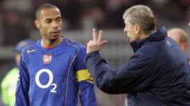 2004 год. Главный тренер "Арсенала" Арсен ВЕНГЕР и капитан лондонцев Тьерри АНРИ.