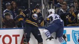 После столкновений с силовым защитником "Баффало" Никитой ЗАДОРОВЫМ (№ 51) не все чувствуют себя комфортно.