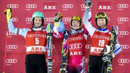 Воскресенье. Оре. Александр ХОРОШИЛОВ (справа) празднует успех вместе с Марселем ХИРШЕРОМ (в центре) и Феликсом НОЙРОЙТЕРОМ.