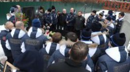 Молодежная сборная поклонилась народному хоккеисту