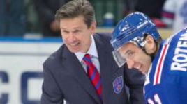 10 апреля. Санкт-Петербург. Только что назначенный главным тренером СКА Вячеслав БЫКОВ (слева) и вице-президент армейцев Роман РОТЕНБЕРГ на церемонии закрытия сезона.