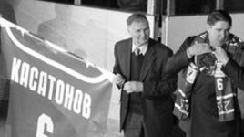 13 марта 2006 года. Москва. Церемония поднятия игрового свитера Алексея КАСАТОНОВА (в центре). Вместе с ним - Виктор ТИХОНОВ (слева) и Павел БУРЕ.