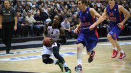 Вчера. Саратов. "Автодор" – ЦСКА – 79:91. Кортни ФОРТСОН (с мячом, убегает от армейцев Нандо ДЕ КОЛО и Александра КАУНА) быстро превратился в одну из самых заметных фигур Единой лиги ВТБ не только благодаря прическе.