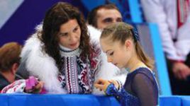 8 февраля 2014 года. Сочи. Юлия ЛИПНИЦКАЯ и Этери ТУТБЕРИДЗЕ перед началом выступления в короткой программе командного турнира, который сделает россиянку олимпийской чемпионкой.