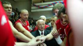 Александр ГОМЕЛЬСКИЙ и сборная СССР. Слева - Александр ВОЛКОВ и Римас КУРТИНАЙТИС.