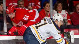 Воскресенье. Детройт. "Детройт" – "Баффало" – 6:4. Никита ЗАДОРОВ отправляет на борт Хавьера УЛЛЕ.