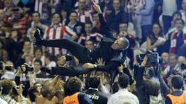 2 мая 2012 года. Игроки "Реала" качают Жозе МОУРИНЬЮ, под руководством которого они выиграли чемпионат Испании-2011/12 впервые с 2008 года.