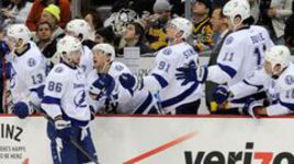 Лучший снайпер "Тампа-Бэй" Стивен СТЭМКОС (№ 91) поздравляет самого полезного игрока чемпионата Никиту КУЧЕРОВА.