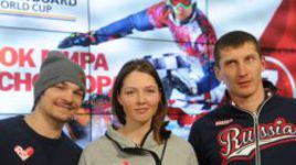 Четверг. Москва. Олимпийский чемпион Вик УАЙЛД с чемпионами мира Аленой ЗАВАРЗИНОЙ и Андреем СОБОЛЕВЫМ (слева направо).