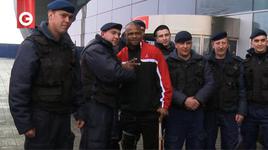 Рой Джонс прилетел на 