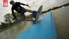 Креативный вейкбординг с препятствиями (джиббинг).