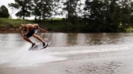 Вейкскейт - по воде в кедах