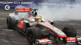 Звёзды F1 промчались по Москве
