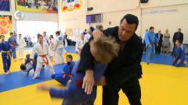 Стивен Сигал учит россиян драться