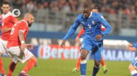 Балотелли ставит на Мальте крест