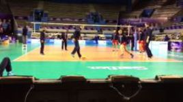 Волейболисты играют в футбол