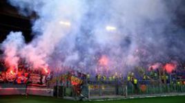 Фанаты ЦСКА забрасывают фанатов "Ромы"