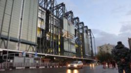 Болельщики ЦСКА поддерживают команду из-за пределов стадиона