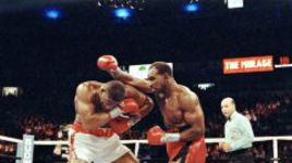 13 ноября 1992 года. Лас-Вегас. Эвандер ХОЛИФИЛД атакует Риддика БОУ.