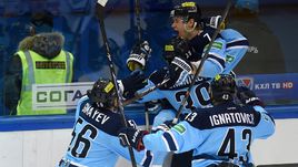 Четверг. Новосибирск. "Сибирь" - "Металлург" Мг - 3:1. У игроков "Сибири" эмоции нередко били через край.