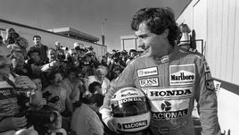 Удивительно, но самым популярным человеком в Бразилии является не Пеле или Роналдо, а Айртон СЕННА. Народная любовь не угасает уже несколько десятилетий.