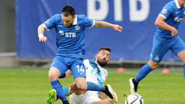 Воскресенье. Химки. "Динамо" - "Зенит" - 0:1. Матье ВАЛЬБУЭНА пытается уйти от ДАННИ.