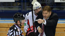 19 марта. Казань. "Ак Барс" - "Авангард" - 2:0. Главный тренер "Авангарда" Раймо СУММАНЕН, общаясь с судьями, нередко "выходил из берегов".