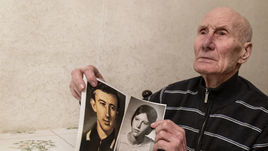 В руках Льва НЕТТО фотографии близких - брата Игоря и племянницы Ирины.