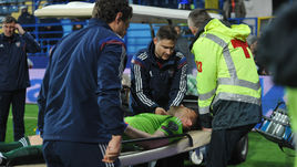 Вчера. Подгорица. Черногория - Россия. 1-я минута. Во вратаря сборной России Игоря АКИНФЕЕВА попадает файер, брошенный с трибуны. Последствия - перед вами. .