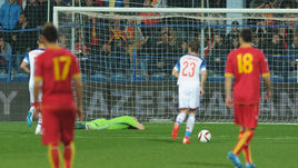 Пятница. Подгорица. Черногория - Россия. 1-я минута. Только что файер вывел из игры Игоря АКИНФЕЕВА, а брошенная в Дмитрия КОМБАРОВА зажигалка поставит в игре точку на 67-й минуте.