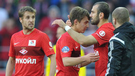 Юра МОВСИСЯН (справа) проигрывает борьбу за место в составе Денису ДАВЫДОВУ.