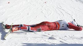 Петтер НОРТУГ - пока еще на финише лыжной гонки, а не на огневом рубеже.