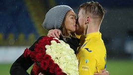 Понедельник. Ростов-на-Дону. В матче "Ростов" - "Торпедо" победила любовь: сразу после игры защитник хозяев Иван НОВОСЕЛЬЦЕВ сделал предложение своей подруге, баскетболистке Катерине КЕЙРУ.