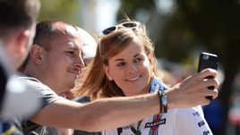 Женщины просят уступить им место за рулем