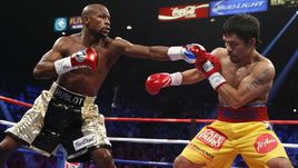 Суббота. Лас-Вегас. Флойд МЕЙУЭЗЕР (слева) атакует Мэнни ПАКИАО.