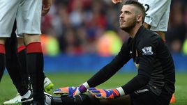 "МЮ" ищет замену де Хеа, Моуринью приглашает Туре, Видаль нужен "Ливерпулю"