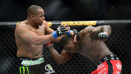 Вчера. Лас-Вегас. Даниэль КОРМЬЕ (слева) против Энтони ДЖОНСОНА.