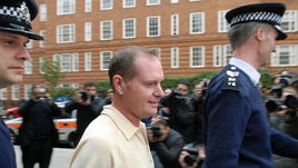 Ноябрь 2008 года. Пол ГАСКОЙН покидает полицейский участок.