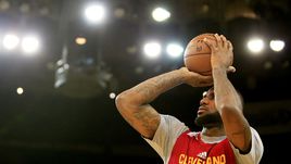 Леброн Джеймс отрабатывает реализацию