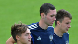 Июнь. Москва. Никита ЧЕРНОВ (в центре) на тренировке сборной России.