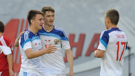 Воскресенье. Химки. Россия - Белоруссия - 4:2. 77-я минута. Только что Александр ГОЛОВИН (слева) отличился в дебютном матче. И его поздравляет еще один автор голевого дебюта Алексей МИРАНЧУК.