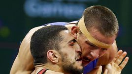 Воскресенье. Баку. Артем СУРКОВ (справа) в финале категории до 66 кг побеждает Миграна АРУТЮНЯНА из Армении.