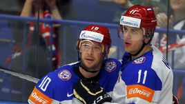 На чемпионате мира в Чехии-2015 Сергей МОЗЯКИН (слева) в тройке Евгения МАЛКИНА стал лучшим бомбардиром сборной.