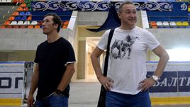 Суббота. Москва. Герман ТИТОВ (справа) и Вячеслав КОЗЛОВ со смешанными чувствами осматривают Малую спортивную арену в Лужниках, которая станет домашней для